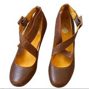 Crown vintage distressed leather round toe pumps